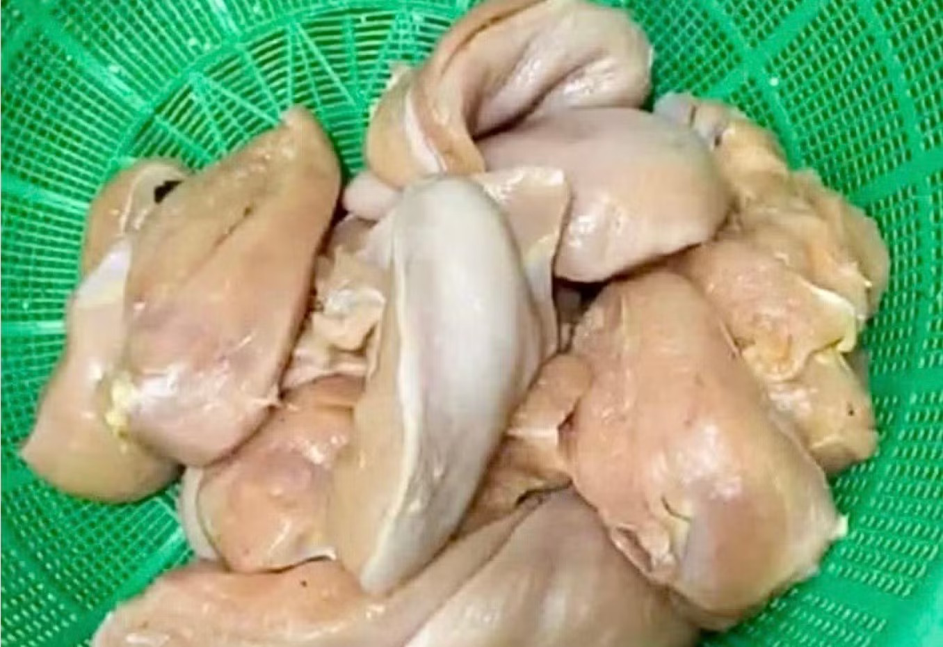 Vụ ‘gà, tôm bốc mùi đưa vào trường học’, Hà Nội chỉ đạo xử lý nghiêm - Ảnh 1.