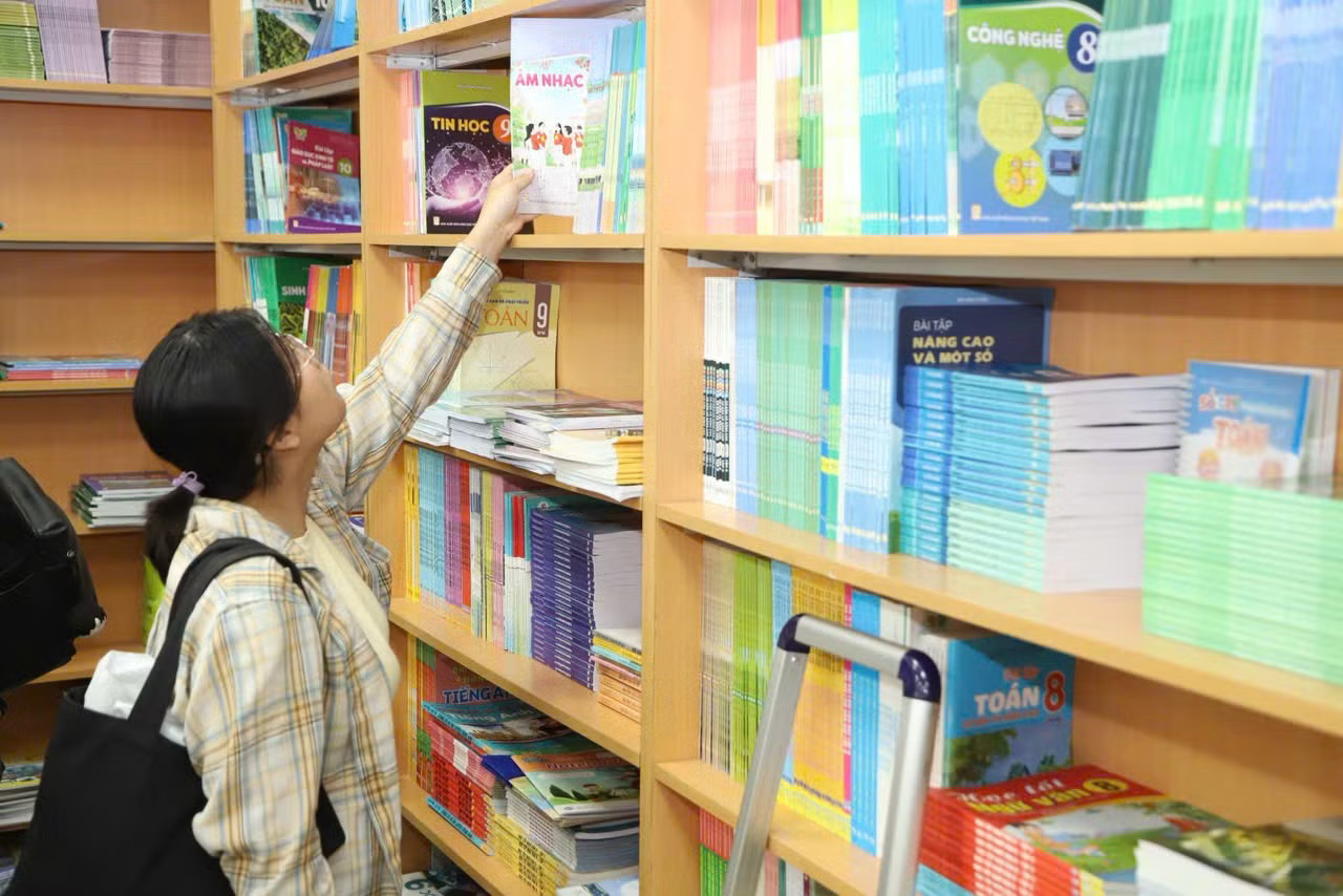 Thiếu sách giáo khoa, Bộ GD&ĐT nhận trách nhiệm ra sao? - Ảnh 1.