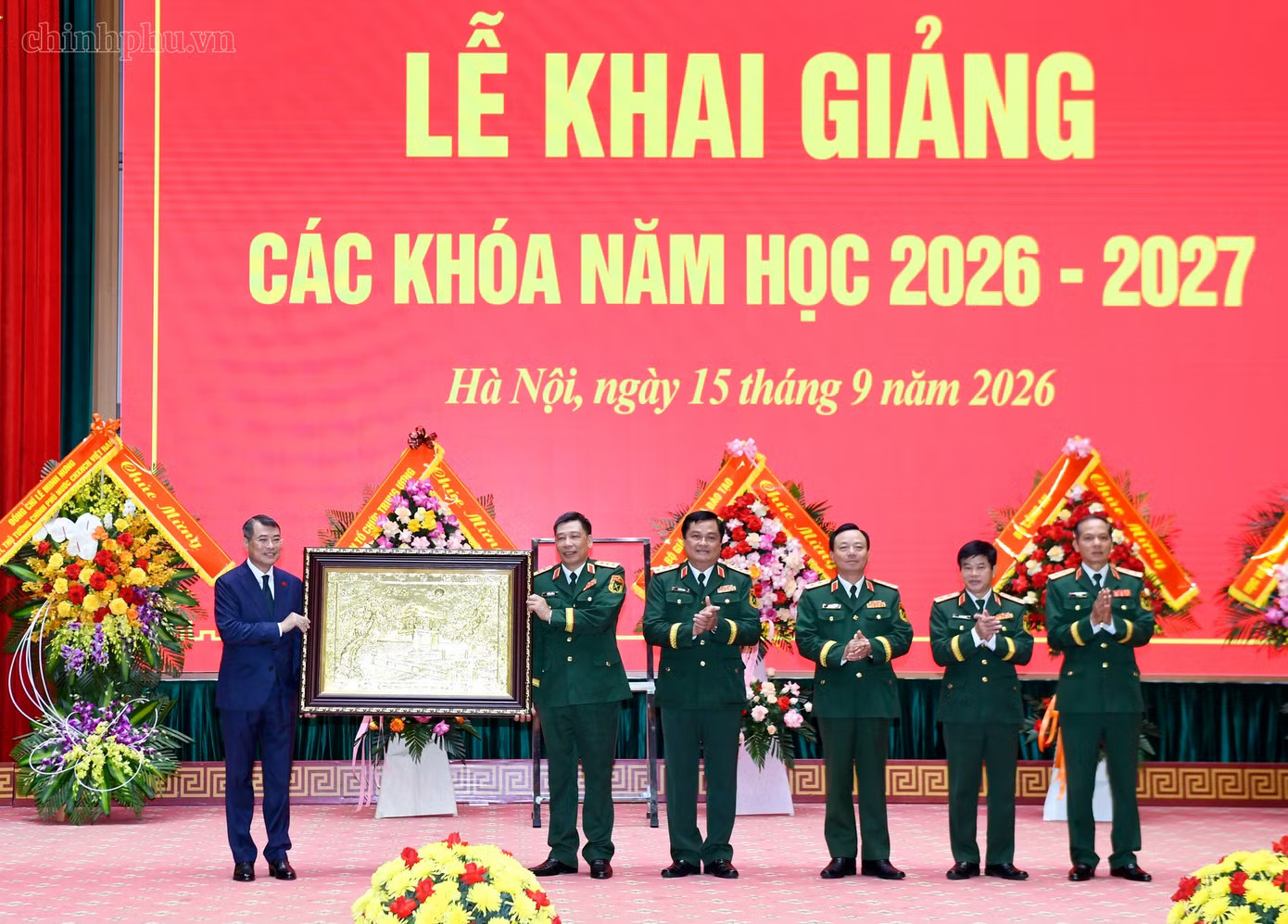 Thủ tướng tặng quà lưu niệm cho Học viện Quốc phòng. (Ảnh: Nhật Bắc) Thủ tướng Lê Minh Hưng: Chuẩn bị đội ngũ cán bộ đủ năng lực cho hiện tại và tương lai - Ảnh 3.