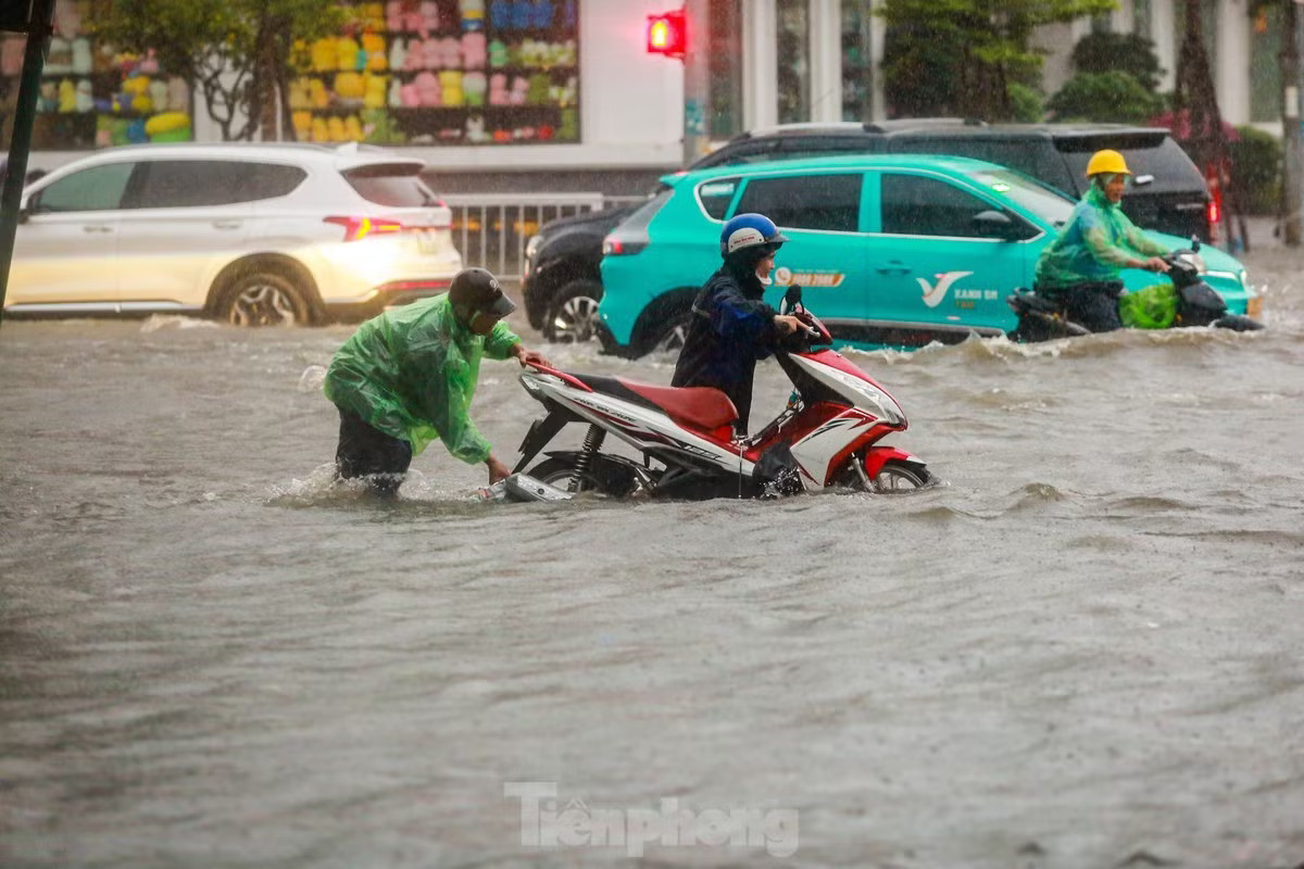 Hà Nội đón trận mưa lớn nhất từ đầu năm 2026. Hà Nội mưa lớn nhất từ đầu mùa - Ảnh 1.