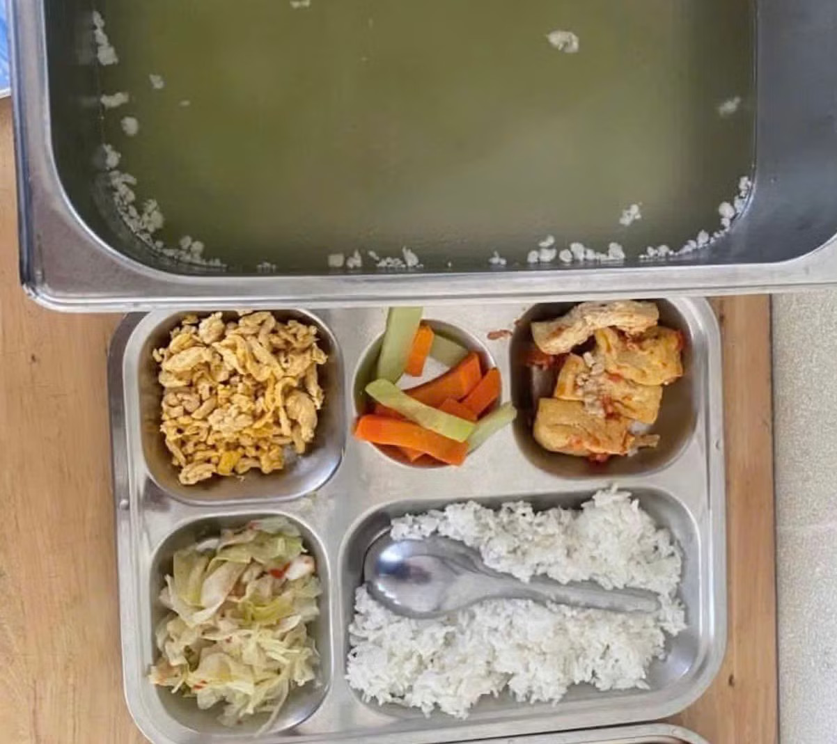 Hà Nội: Thêm một trường học tạm dừng bữa ăn bán trú để đổi đơn vị cung cấp - Ảnh 1.
