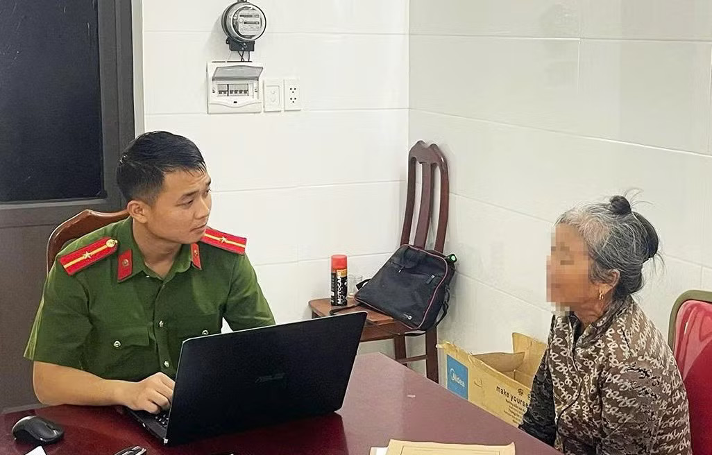 Bà Đ.T.M tại cơ quan Công an xã Tùng Lộc. Nghe chuyện đời tư rồi kể lại, bị phạt tiền triệu - Ảnh 1.