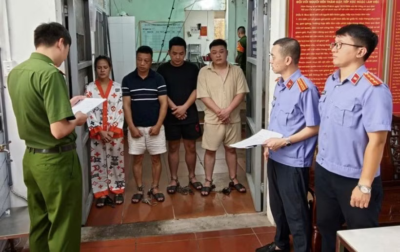 Khởi tố 6 người hành hung tài xế taxi ở Quảng Ninh - Ảnh 1.