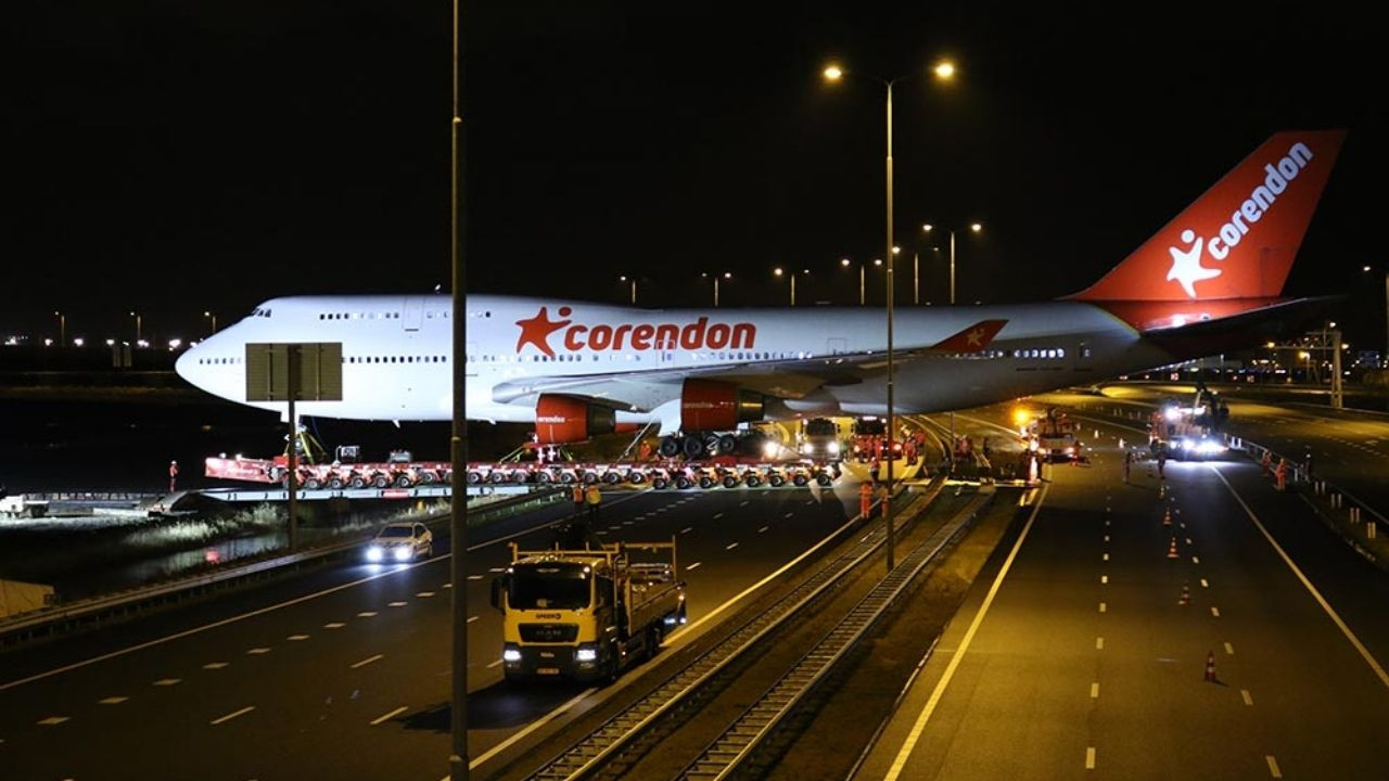 boeing-747-de-150-toneladas-sai-do-aeroporto-e-literalmente-toma-a-est-570435c3.jpg