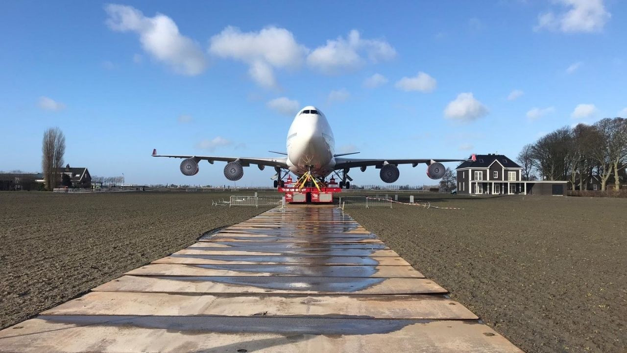 boeing-747-de-150-toneladas-sai-do-aeroporto-e-literalmente-toma-a-est-c5f00d7d.jpg