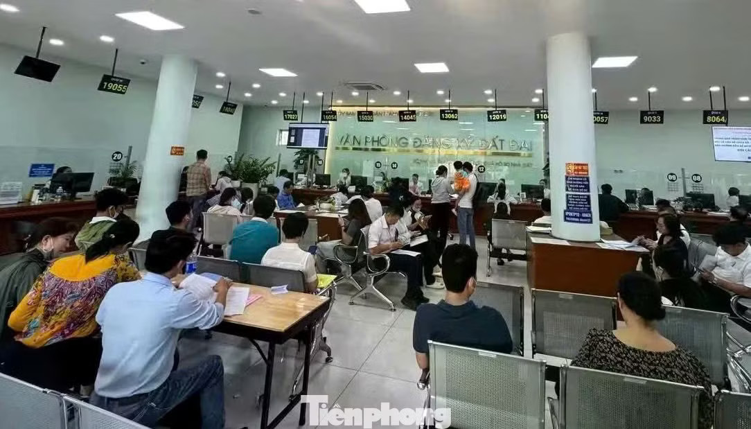 Người dân làm thủ tục tại Chi nhánh Văn phòng Đăng ký đất đai số 2. TPHCM: Chỉ đạo 'nóng' về hỗ trợ người dân nộp hồ sơ nhà đất - Ảnh 1.