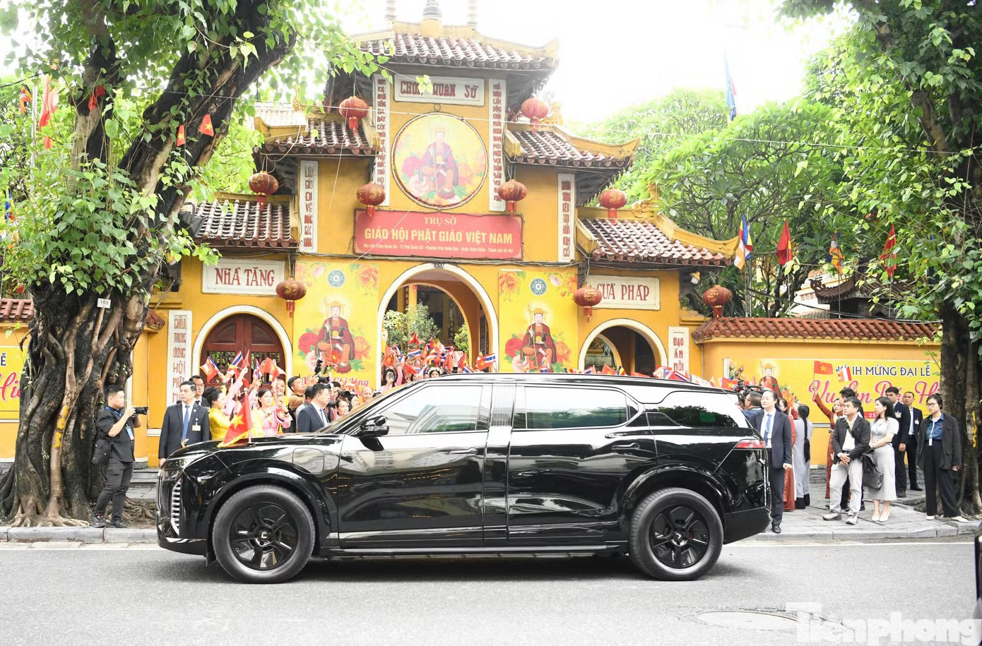 Xe đưa Nhà vua và Hoàng hậu Thái Lan tới chùa Quán Sứ. Ảnh: Như Ý Nhà vua Thái Lan và Hoàng hậu thăm chùa Quán Sứ và dự lễ cầu an - Ảnh 1.