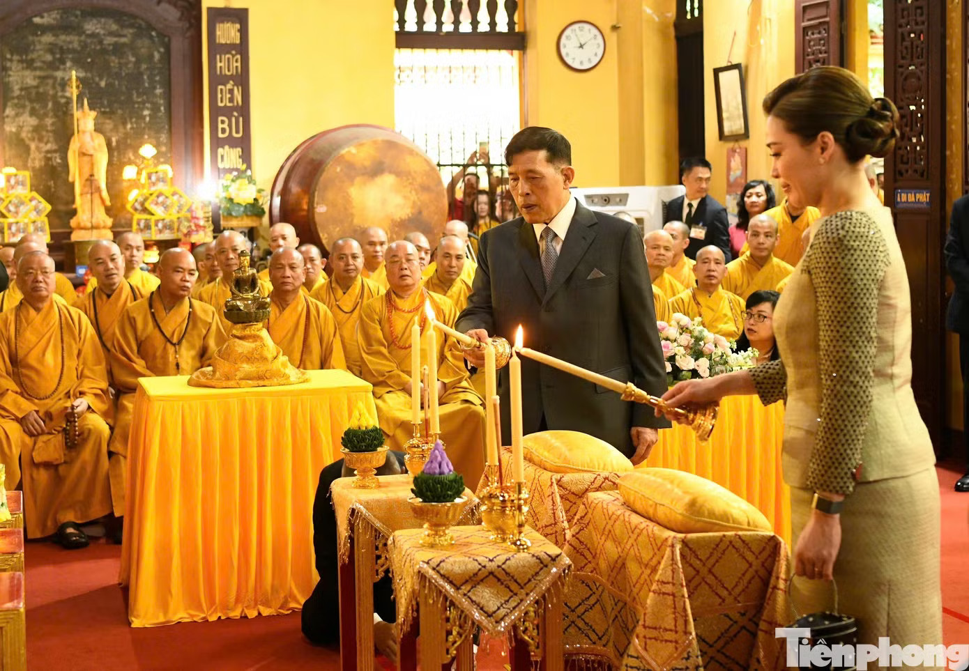 Nhà vua Thái Lan và Hoàng hậu dự lễ cầu an tại chùa Quán Sứ. Ảnh: Như Ý Nhà vua Thái Lan và Hoàng hậu thăm chùa Quán Sứ và dự lễ cầu an - Ảnh 8.