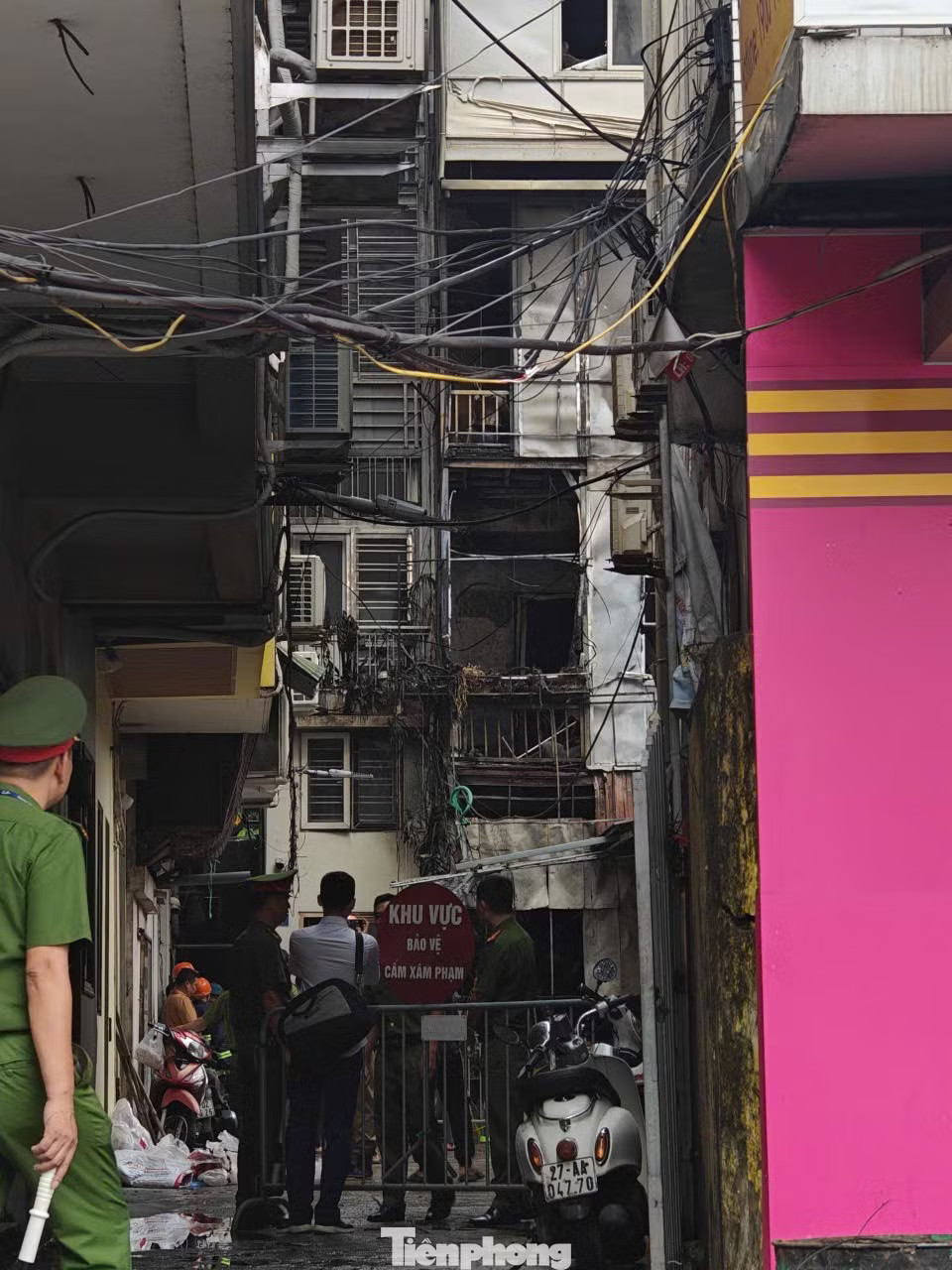 Lực lượng chức năng phong tỏa phía bên ngoài ngôi nhà. Danh tính 5 người tử vong trong vụ cháy nhà ở Hà Nội - Ảnh 3.