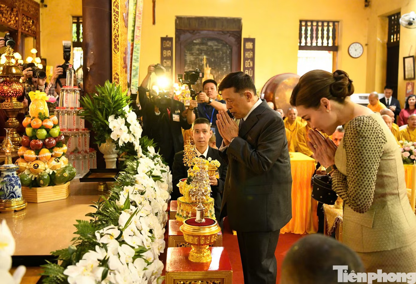Nhà vua Thái Lan và Hoàng hậu dự lễ cầu an tại chùa Quán Sứ. Ảnh: Như Ý Nhà vua Thái Lan và Hoàng hậu thăm chùa Quán Sứ và dự lễ cầu an - Ảnh 7.