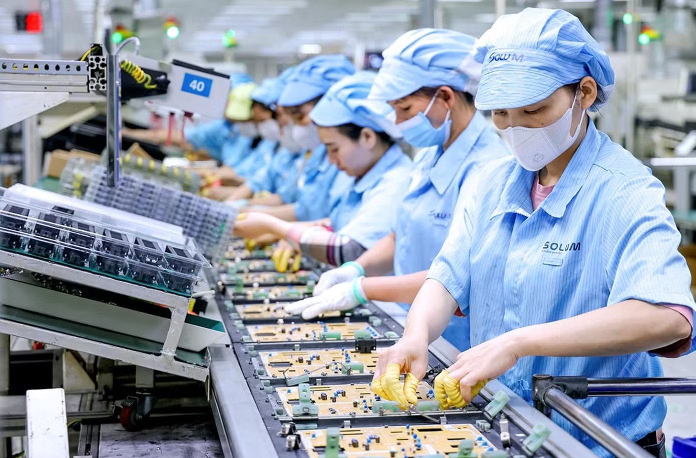Đề xuất giảm thời giờ làm việc xuống còn 44 hoặc 40 giờ/tuần. Bộ Nội vụ nói về đề xuất giảm thời giờ làm việc xuống 44 hoặc 40 giờ/tuần - Ảnh 1.