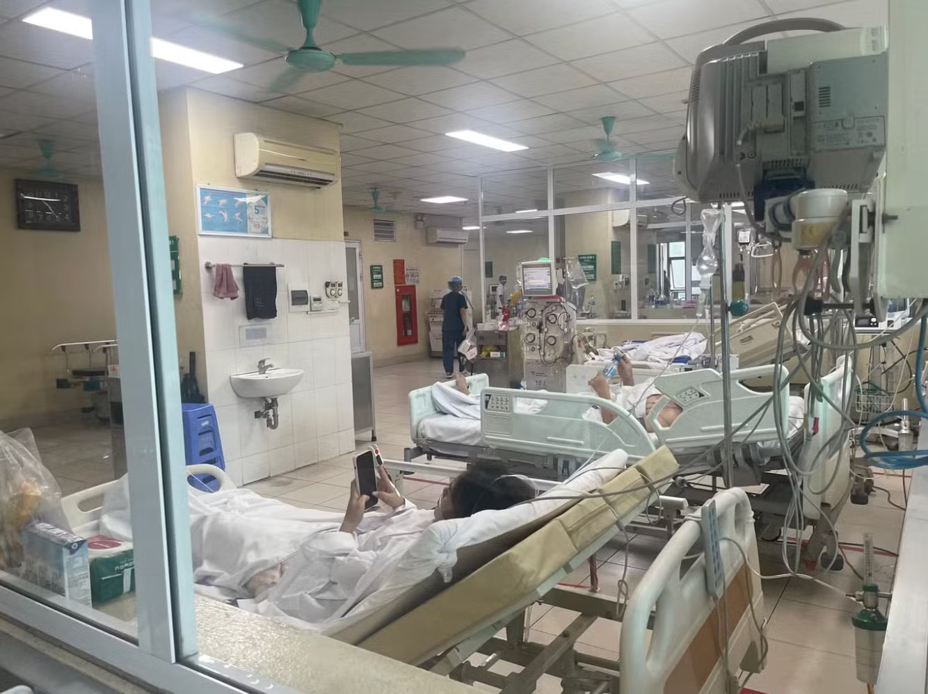 Nạn nhân đang điều trị tại BV 354. Ảnh: Thái Hà. Thủ tướng yêu cầu khẩn trương điều tra vụ cháy khiến 5 người tử vong ở Hà Nội - Ảnh 2.