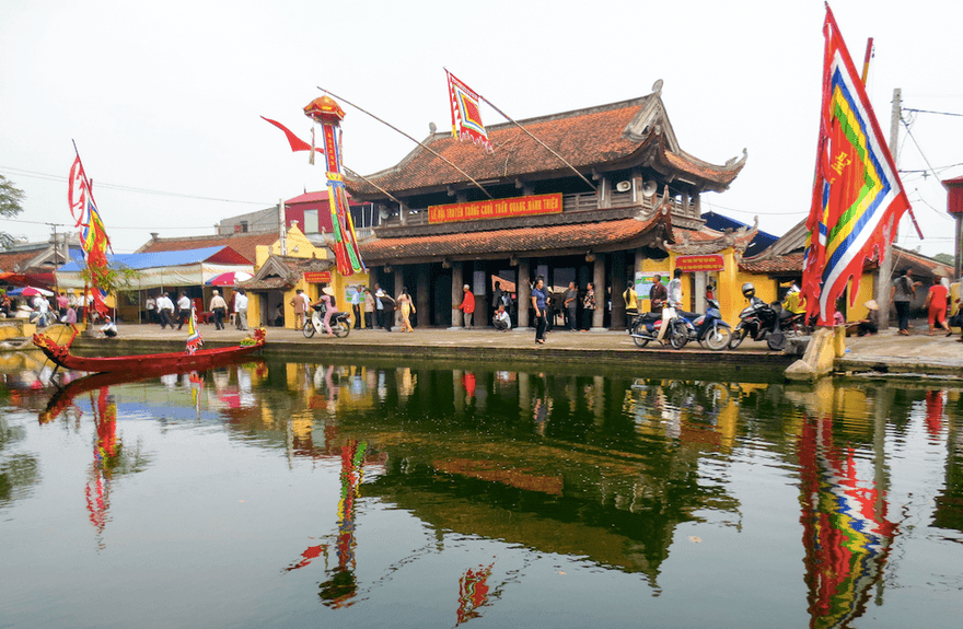 Lễ hội diễn ra các hoạt động sôi nổi như Bơi Chải Đứng, kéo co, bịt mắt bắt dê, ném còn, đánh đu.. Ảnh.