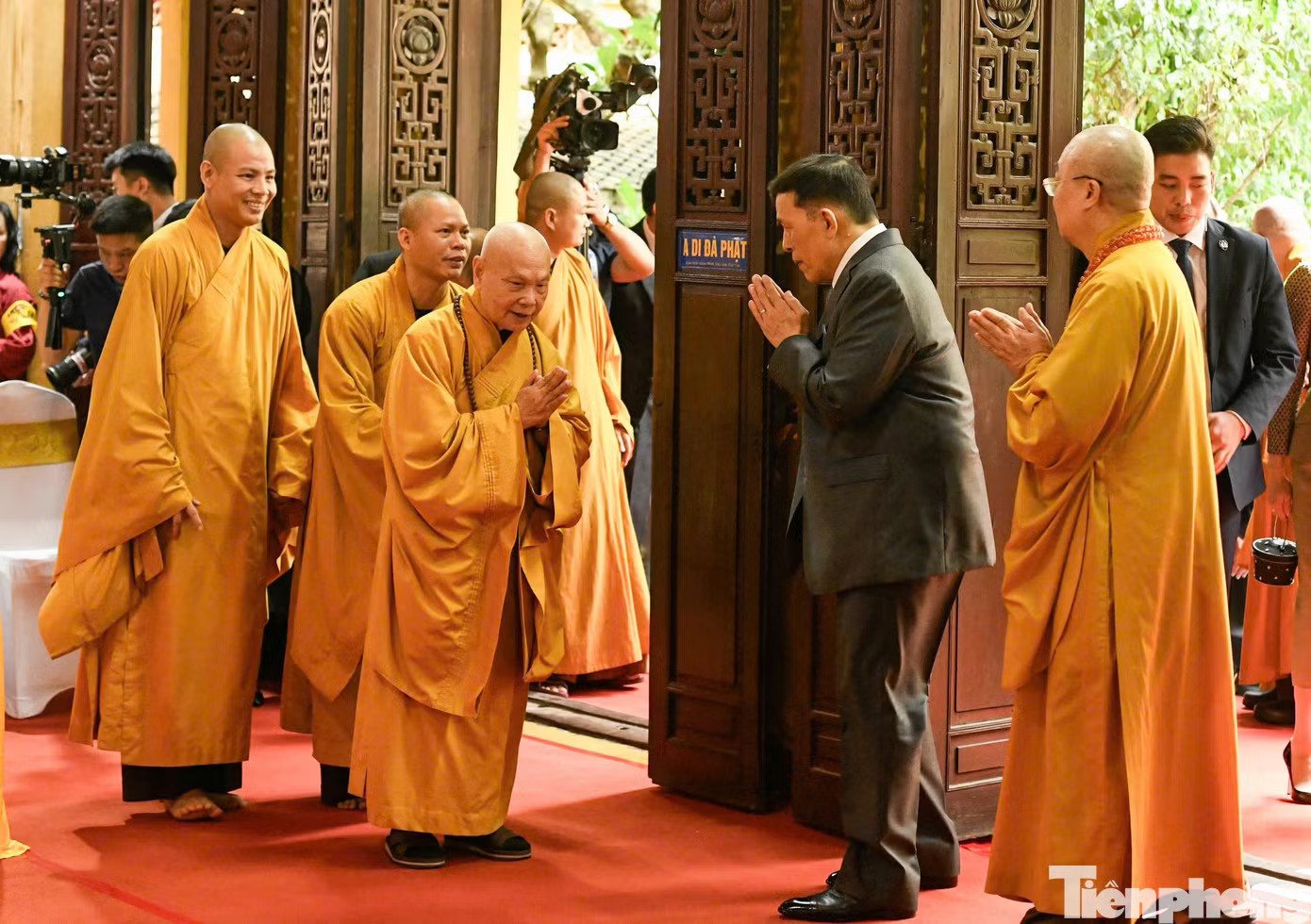 Lễ đón Nhà vua và Hoàng hậu Thái Lan tại chùa Quán Sứ. Ảnh: Như Ý Nhà vua Thái Lan và Hoàng hậu thăm chùa Quán Sứ và dự lễ cầu an - Ảnh 6.