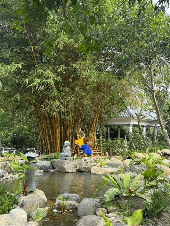 Trước đó, Vân Trang dành nhiều tháng giám sát thi công khu sinh thái. Ảnh: FBNV