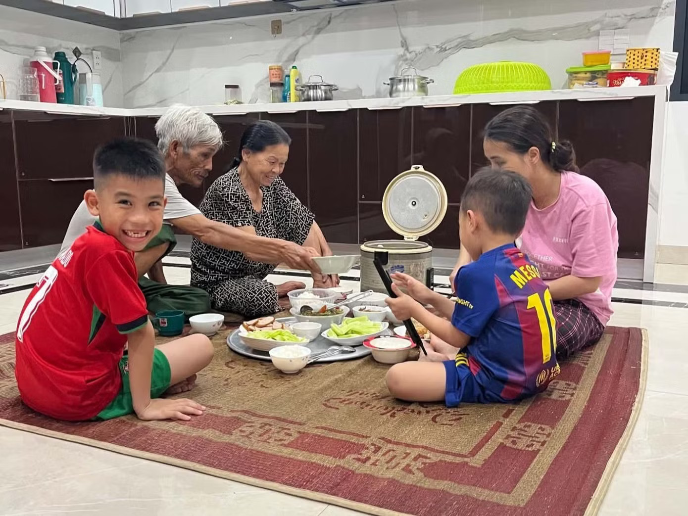 Khoảnh khắc gia đình sum vầy mỗi tối khiến anh Đức thêm tự tin khi chọn Khó mua chung cư Hà Nội, người đàn ông về quê xây nhà 2,5 tỷ, đi làm 50km/ngày - Ảnh 6.