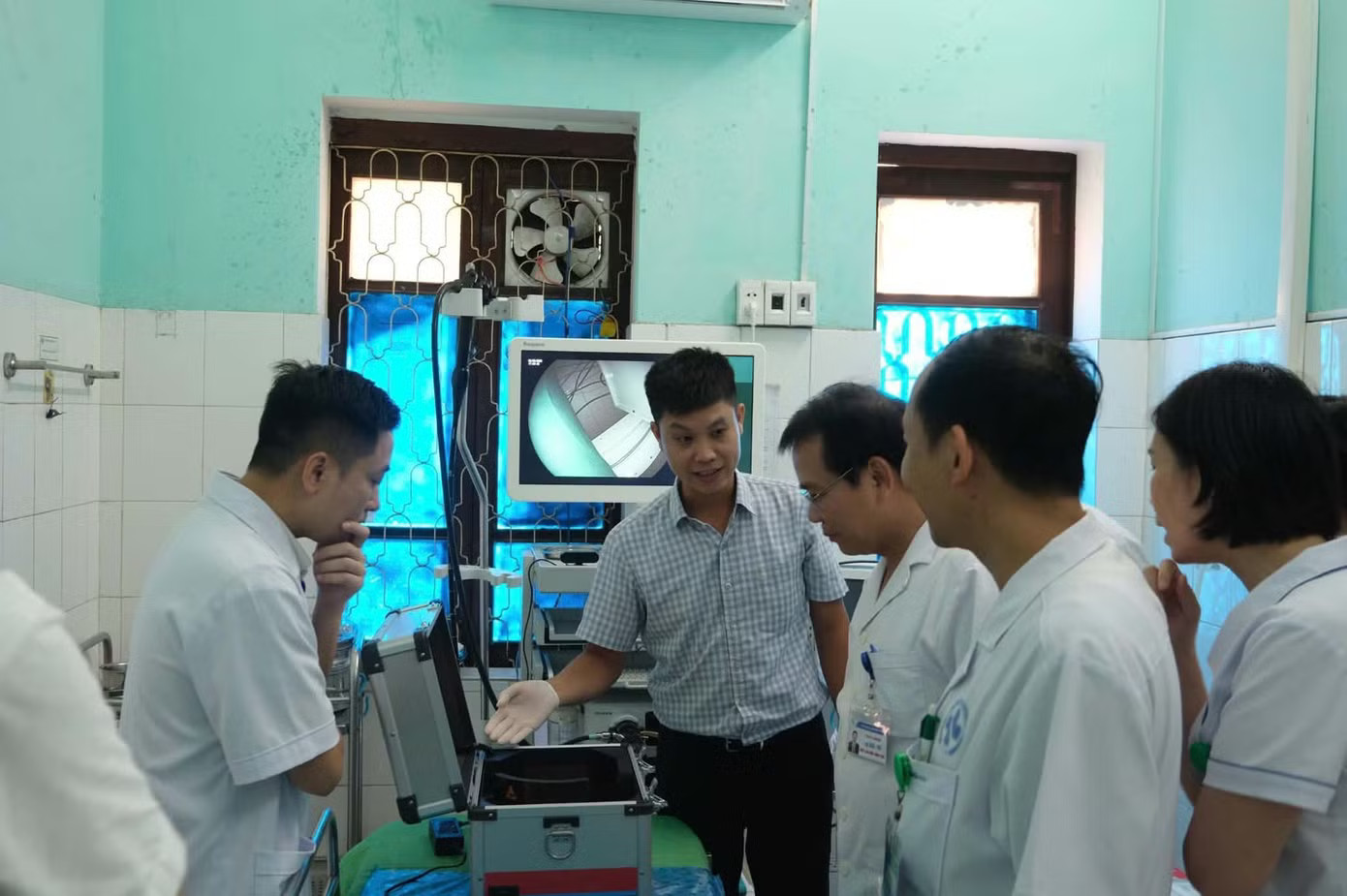 Anh Đức (áo kẻ) có thời gian dài làm việc tại Hà Nội Khó mua chung cư Hà Nội, người đàn ông về quê xây nhà 2,5 tỷ, đi làm 50km/ngày - Ảnh 1.