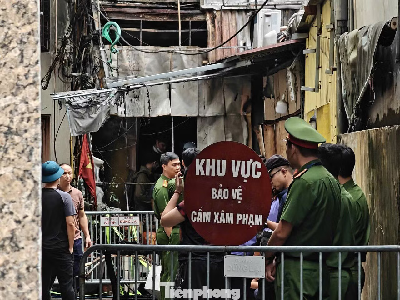 Cảnh sát khám nghiệm bên trong ngôi nhà. Danh tính 5 người tử vong trong vụ cháy nhà ở Hà Nội - Ảnh 2.