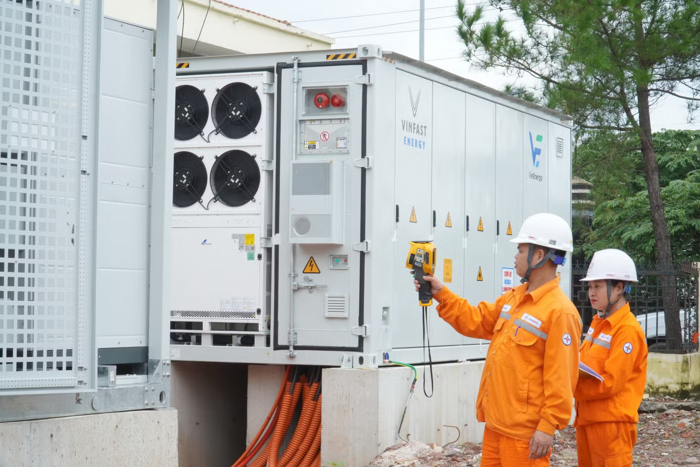 Ngành điện đang triển khai lắp đặt BESS để giảm áp lực vào giờ cao điểm. Lo thiếu nguồn, Bộ Công Thương 'xoay sang' điện mái nhà, điện than - Ảnh 2.