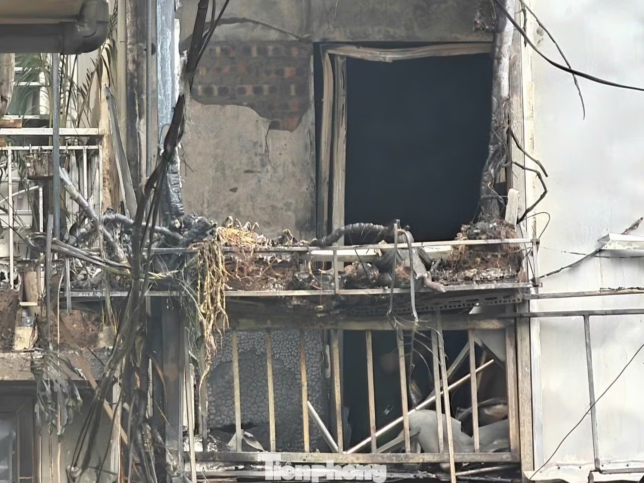 Phía bên ngoài ngôi nhà xảy ra hỏa hoạn. Danh tính 5 người tử vong trong vụ cháy nhà ở Hà Nội - Ảnh 1.