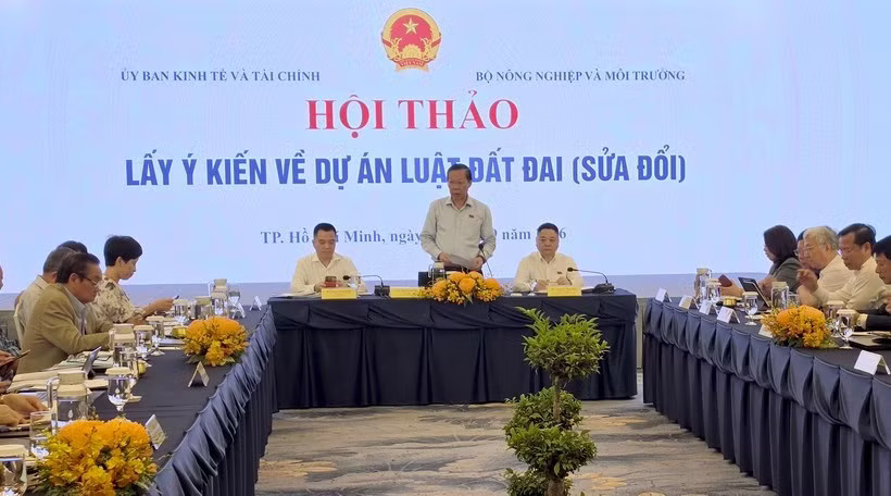 Ông Phan Văn Mãi, Chủ nhiệm Ủy ban Kinh tế và Tài chính của Quốc hội phát biểu tại hội thảo. Ảnh: Trà Giang. Sửa Luật Đất đai phải đi cùng với các luật để tránh tình trạng chồng chéo - Ảnh 1.