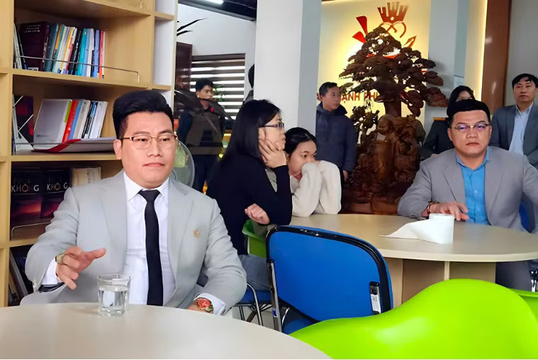 Bị can Hồ Quốc Thân trong ngày bị cơ quan chức năng khám xét công ty. Lừa bán đồng tiền QFS, ông chủ Công ty Triệu Nụ Cười thu về 33,9 tỷ đồng - Ảnh 2.