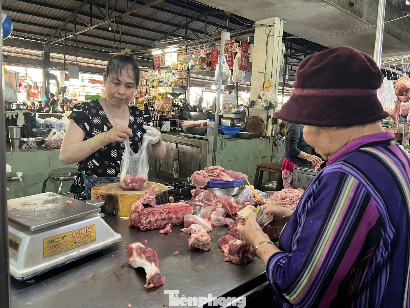 Thịt trong nước giá cao, sức mua chậm. Thịt lợn, trái cây Việt lép vế trên 'sân nhà' - Ảnh 3.