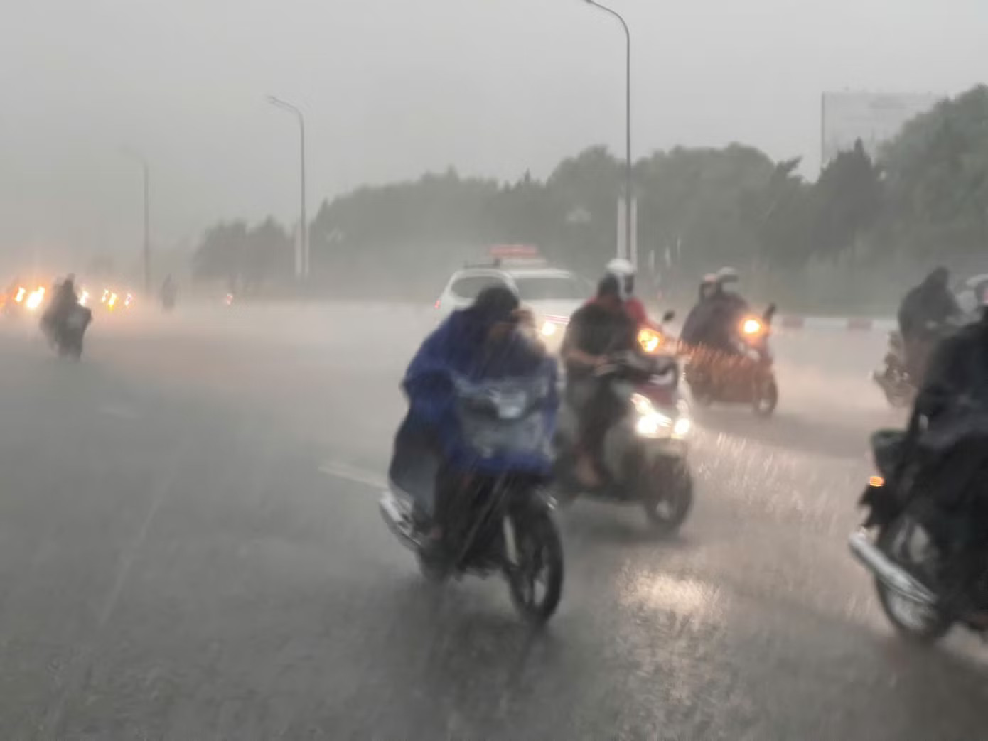 Miền Bắc tiếp tục mưa lớn, Hà Nội có nơi dự báo mưa trên 250mm - Ảnh 1.