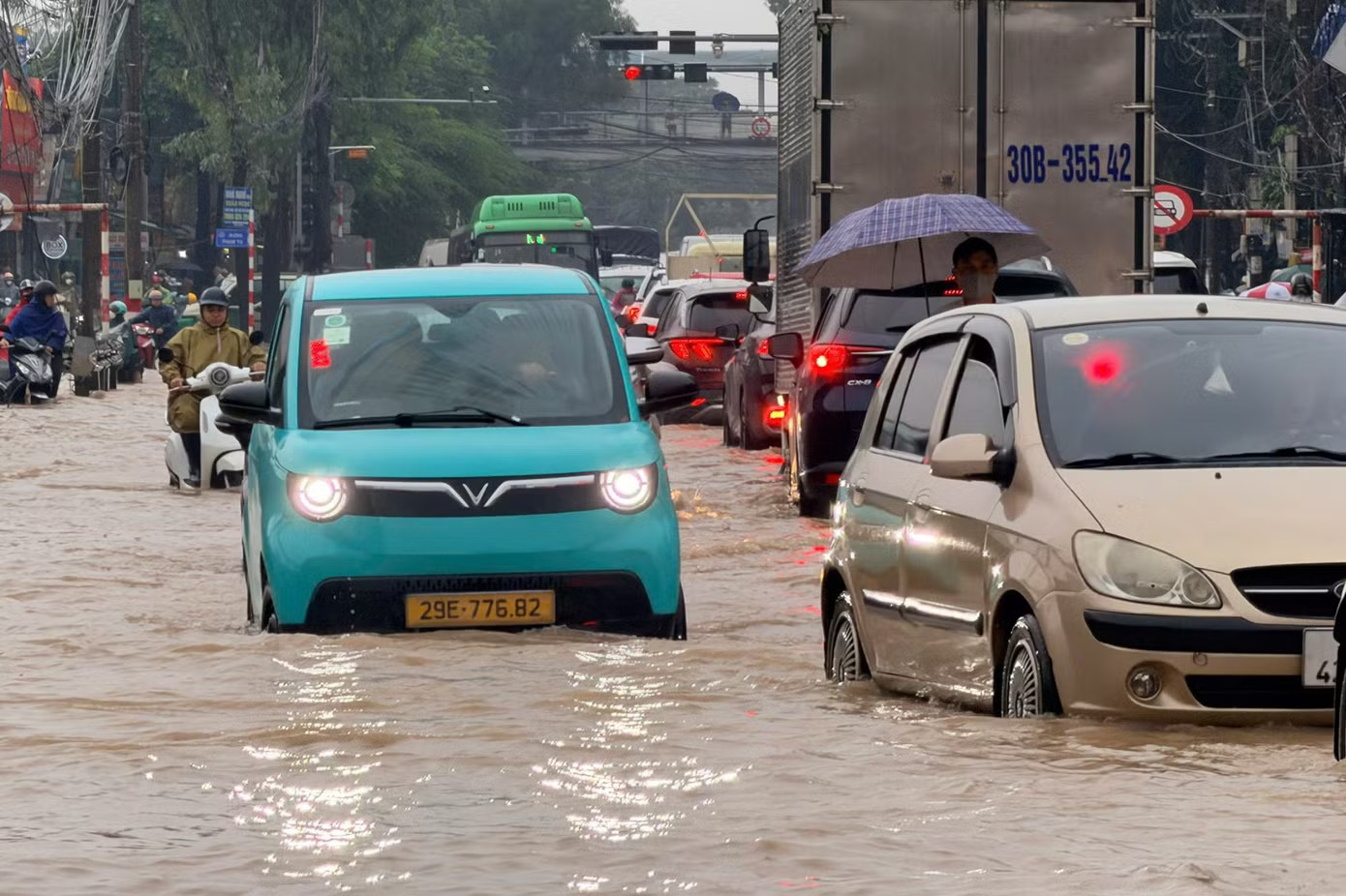 Đường 70 giao cắt với đường Phạm Tu ngập sâu. Hà Nội: CSGT phân luồng, khuyến cáo người dân di chuyển qua khu vực ngập nước - Ảnh 5.