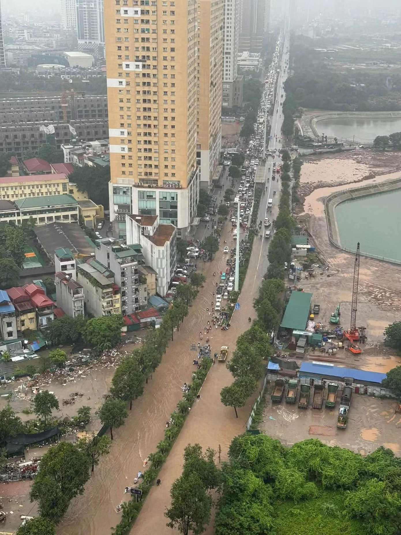 Đợt ngập diện rộng thử thách hạ tầng thoát nước Hà Nội - Ảnh 4.