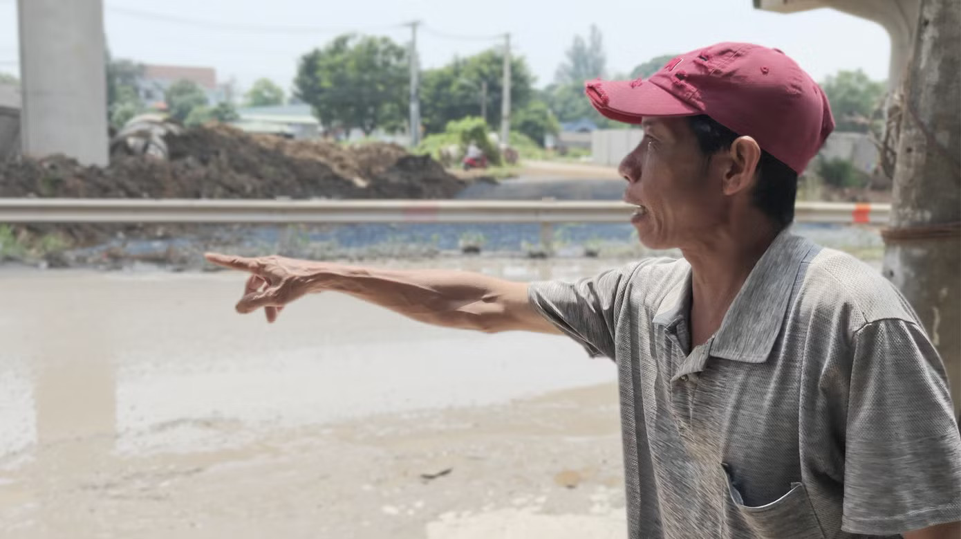 Anh Phước sống gần mặt đường Nguyễn Xiển thường xuyên chứng kiến các vụ tai nạn do vấp ổ gà hoặc do trơn trượt. Ảnh: Khoa Nam. Ám ảnh con đường tử thần ở TPHCM, mới vá xong lại nát bét - Ảnh 4.