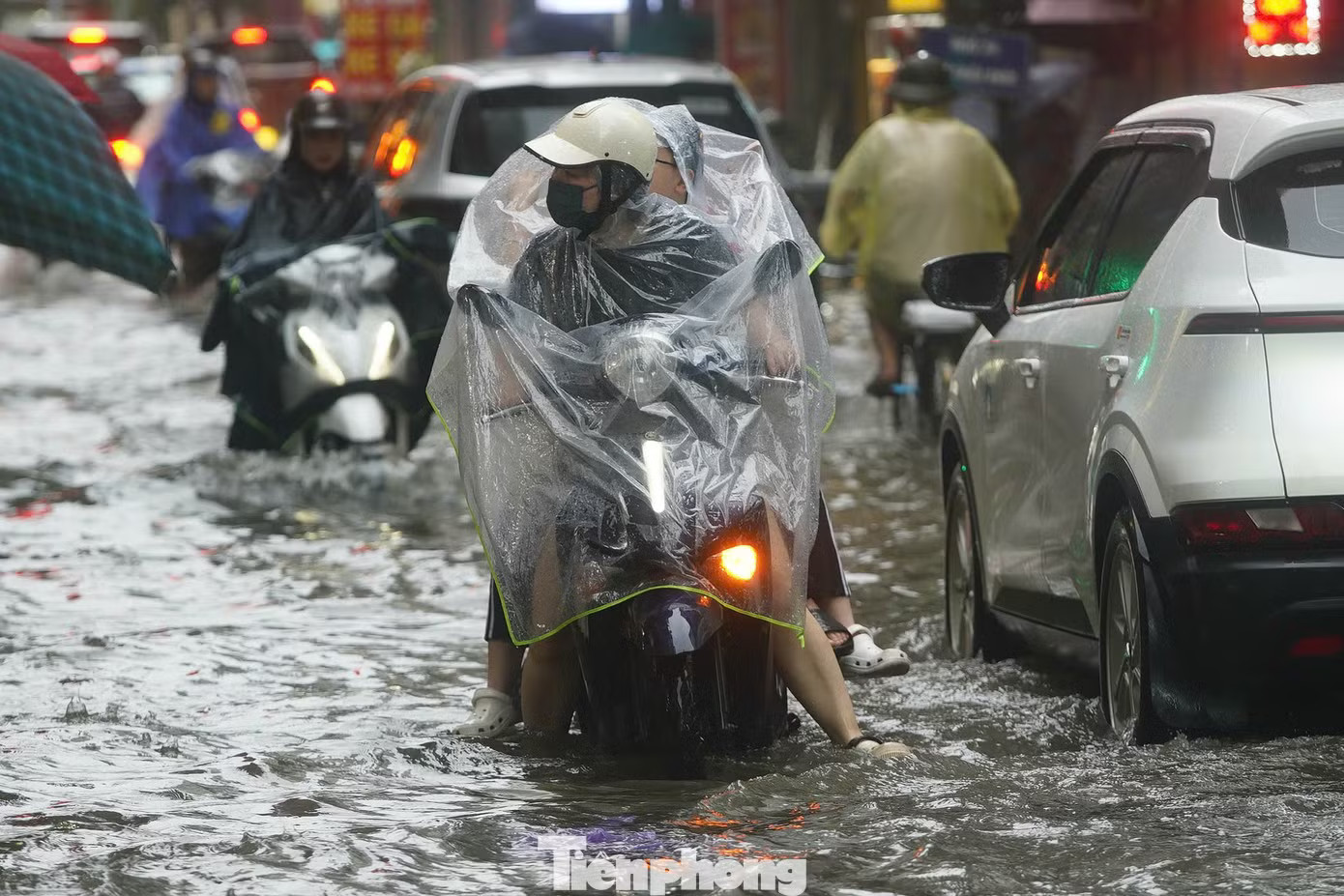 Hà Nội: Mưa lớn kéo dài, nhiều tuyến phố ngập, giao thông ùn ứ - Ảnh 22.