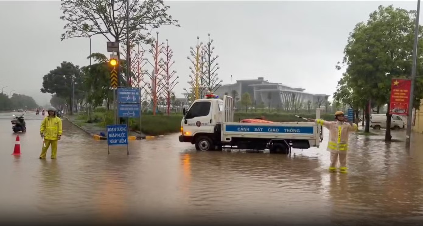 Nhiều khu vực nước ngập sâu tạm thời không cho phương tiện di chuyển. Hà Nội: CSGT phân luồng, khuyến cáo người dân di chuyển qua khu vực ngập nước - Ảnh 4.