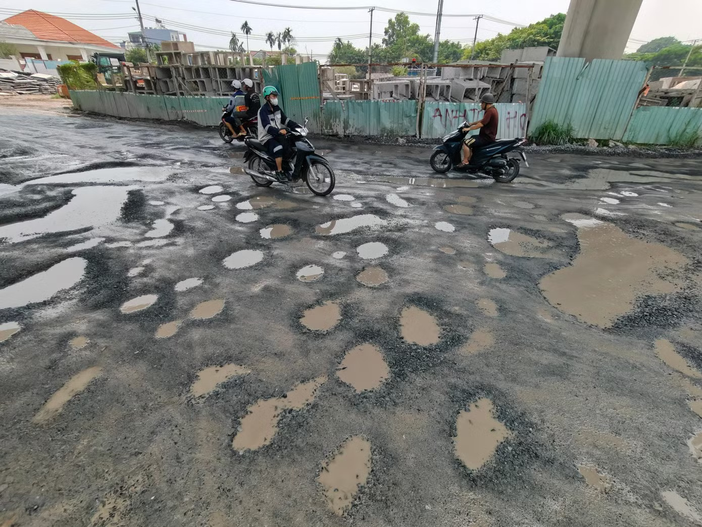 Mặt đường Nguyễn Xiển gần 2 năm nay luôn trong tình trạng Ám ảnh con đường tử thần ở TPHCM, mới vá xong lại nát bét - Ảnh 1.