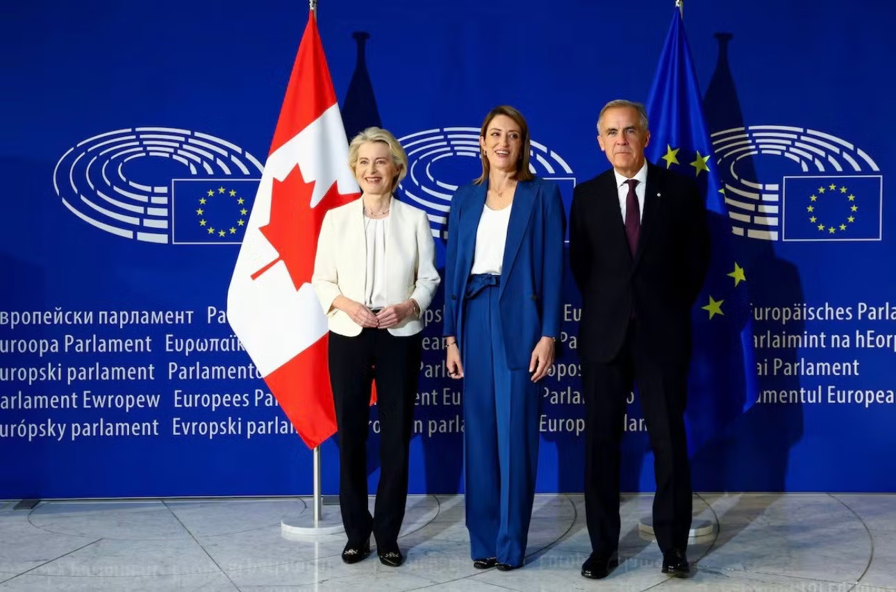 Thủ tướng Canada Mark Carney (bìa phải) được Chủ tịch Ủy ban châu Âu Ursula von der Leyen (bìa trái) và Chủ tịch Nghị viện châu Âu Roberta Metsola chào đón khi ông đến Nghị viện châu Âu. (Ảnh: Reuters) Lãnh đạo EU đưa ra lời mời chưa từng có với Canada - Ảnh 1.