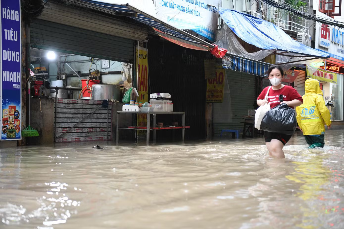 Hà Nội: Mưa lớn kéo dài, nhiều tuyến phố ngập, giao thông ùn ứ - Ảnh 34.