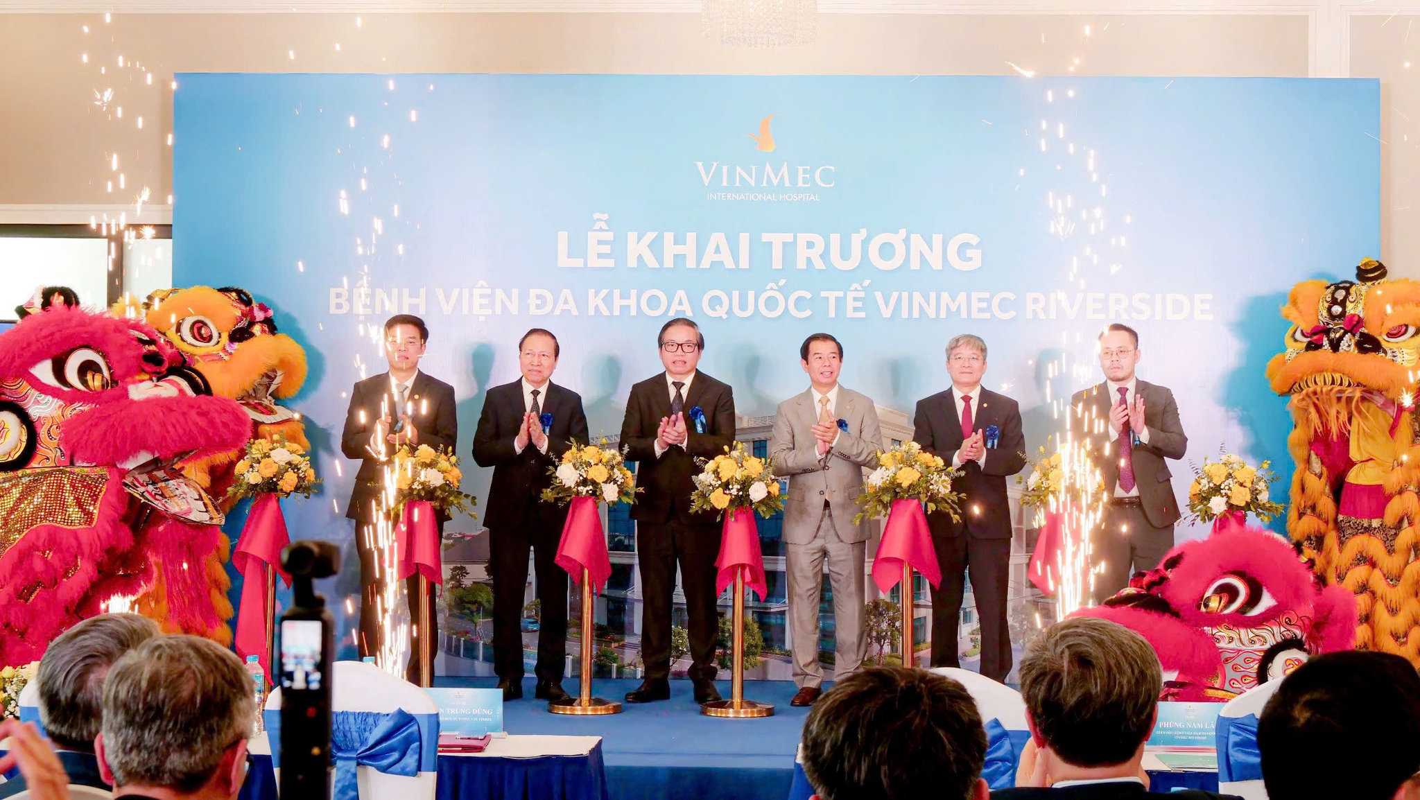 1. Cắt băng khánh thành