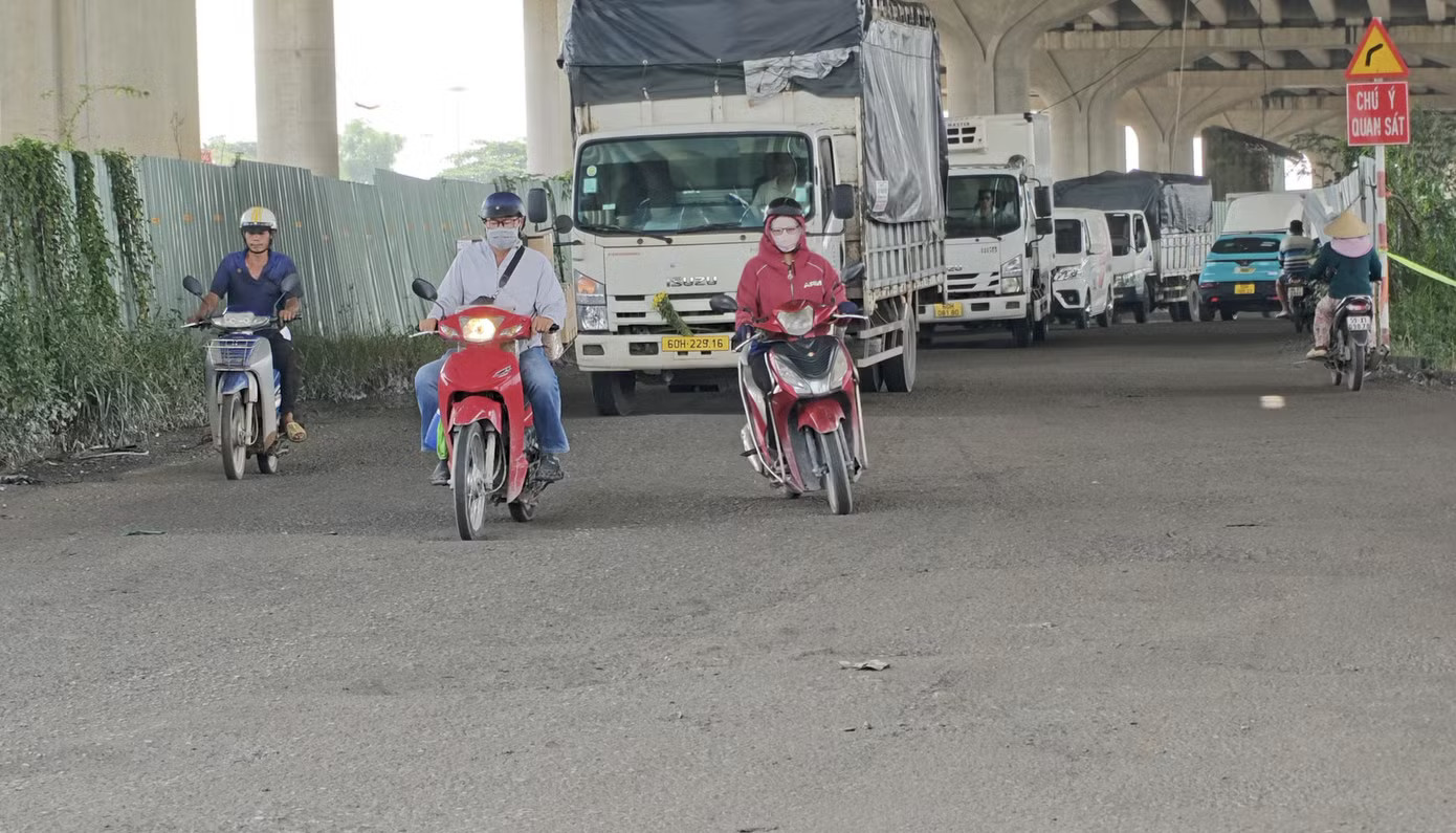Mặt đường vừa sình lầy vừa ổ gà chằng chịt khiến người dân lưu thông luôn trong trạng thái nơm nớp. Ảnh: Khoa Nam. Ám ảnh con đường tử thần ở TPHCM, mới vá xong lại nát bét - Ảnh 7.