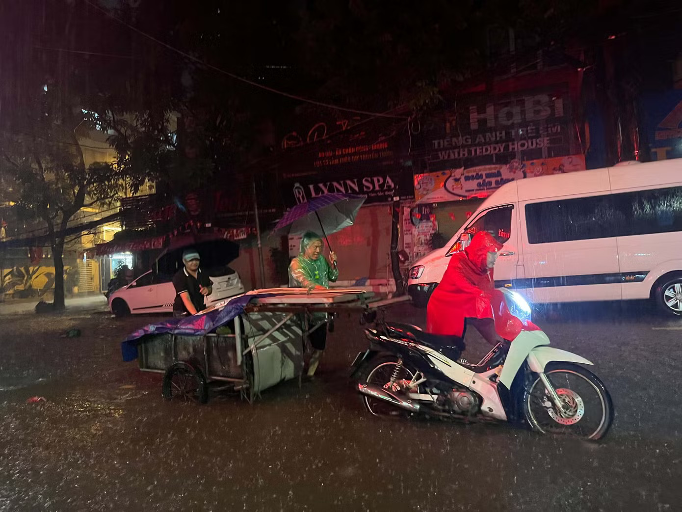 Hà Nội: Mưa lớn dồn dập, nhiều tuyến phố ngập sâu - Ảnh 1.