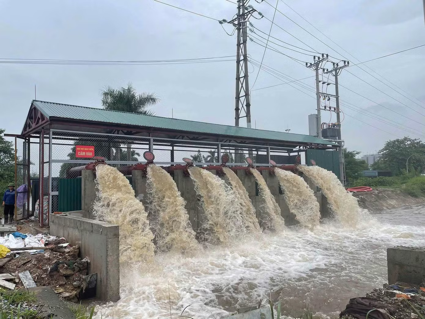 Đợt ngập diện rộng thử thách hạ tầng thoát nước Hà Nội - Ảnh 2.