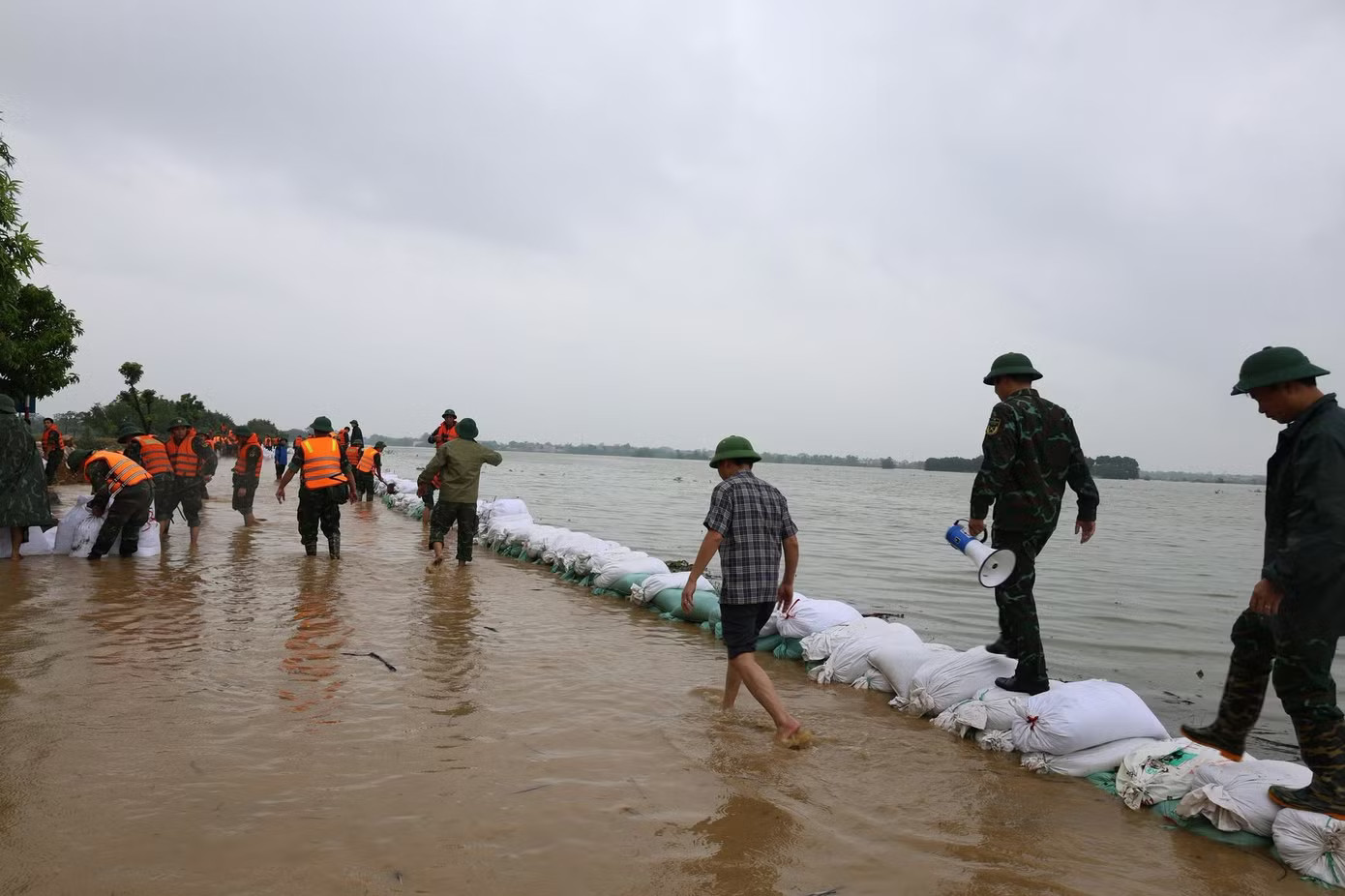 Xã Xuân Mai (Hà Nội) ứng phó với ngập lụt do lũ sông Bùi vượt báo động 3. Cảnh báo rủi ro thiên tai cấp 2-3 tại Hà Nội, Ninh Bình và Thanh Hóa - Ảnh 1.