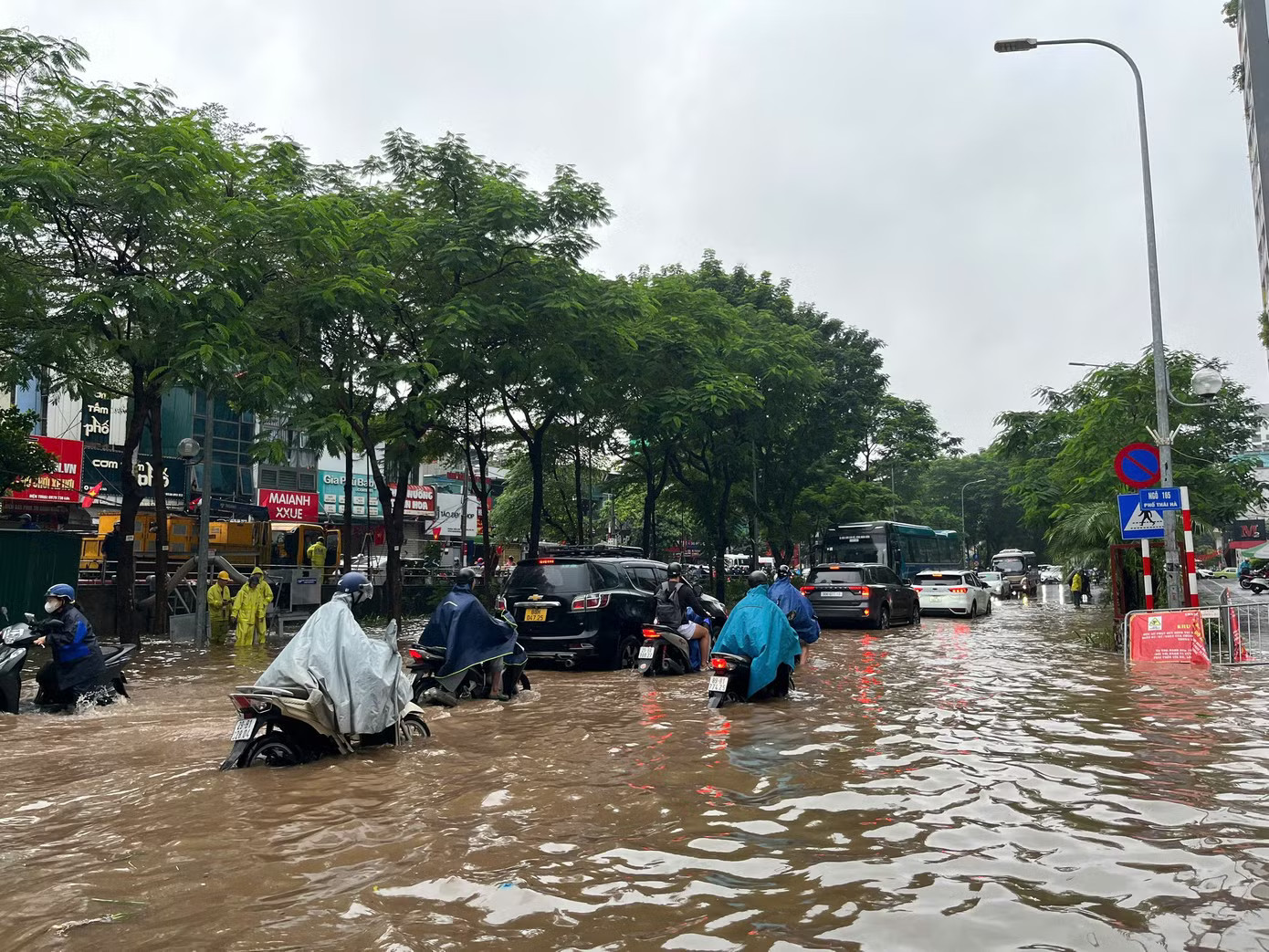 Hà Nội: Mưa lớn dồn dập, nhiều tuyến phố ngập sâu - Ảnh 8.