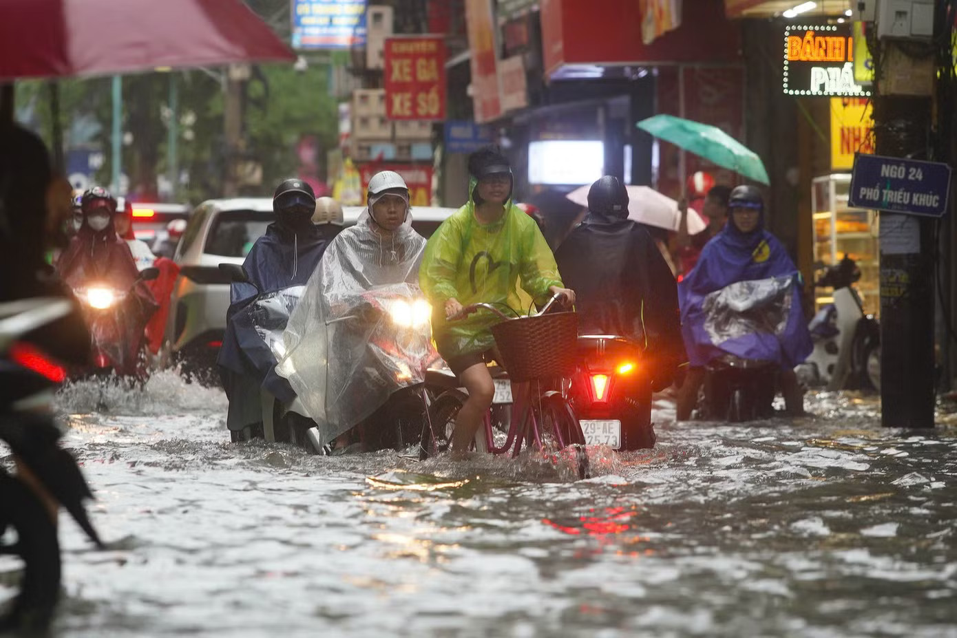 Hà Nội: Mưa lớn kéo dài, nhiều tuyến phố ngập, giao thông ùn ứ - Ảnh 29.