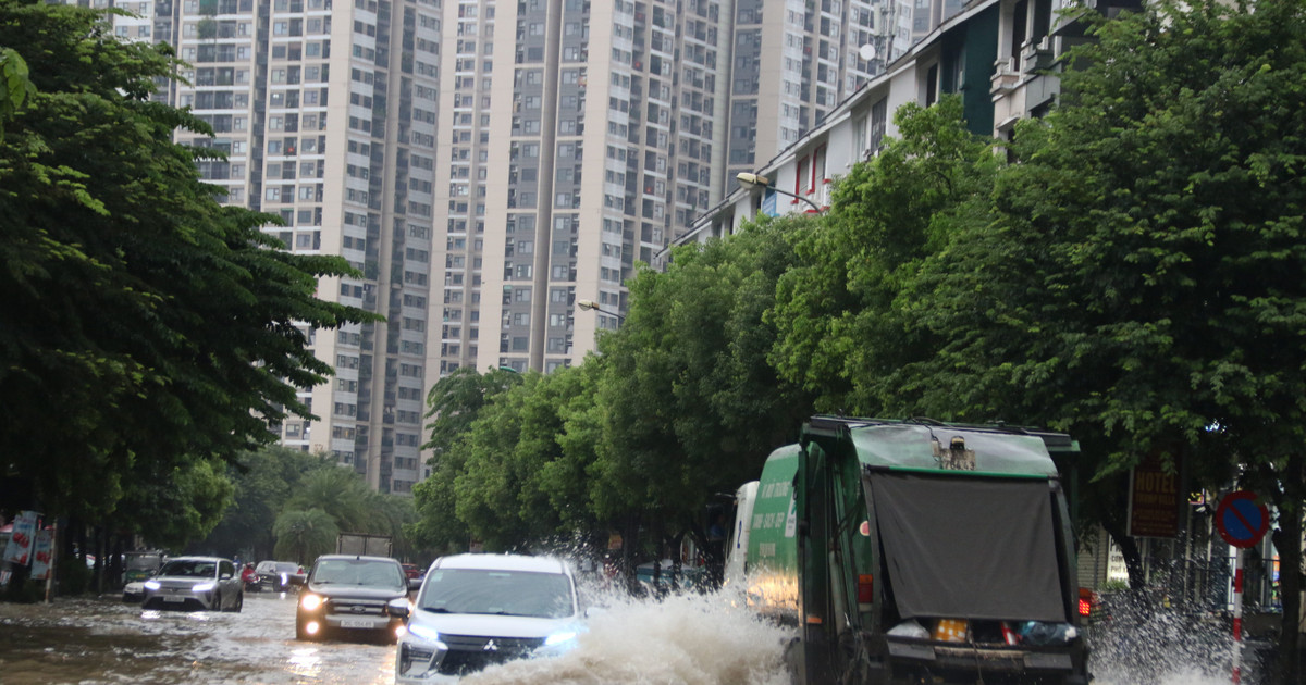 Hà Nội: Mưa lớn dồn dập, nhiều tuyến phố ngập sâu