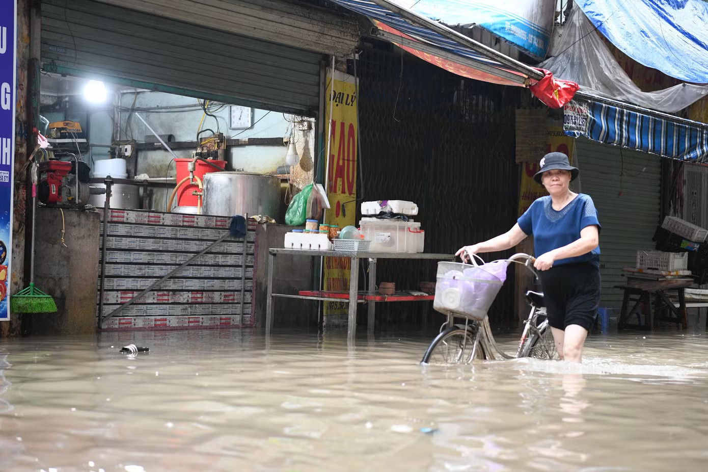Hà Nội: Mưa lớn kéo dài, nhiều tuyến phố ngập, giao thông ùn ứ - Ảnh 32.