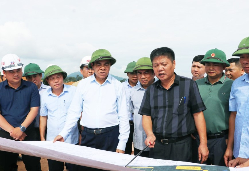 Chủ tịch UBND tỉnh Nghệ An Võ Trọng Hải đi thị sát chiều 169 và nghe báo cáo về tình hình thực hiện Dự án cao tốc Vinh - Thanh Thủy