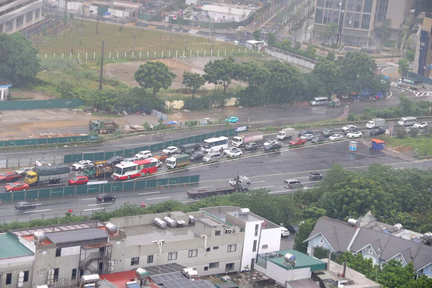 Cao tốc đại lộ Thăng Long ùn ú kéo dài. Ảnh: Phùng Linh Hà Nội: Mưa lớn kéo dài, nhiều tuyến phố ngập, giao thông ùn ứ - Ảnh 6.