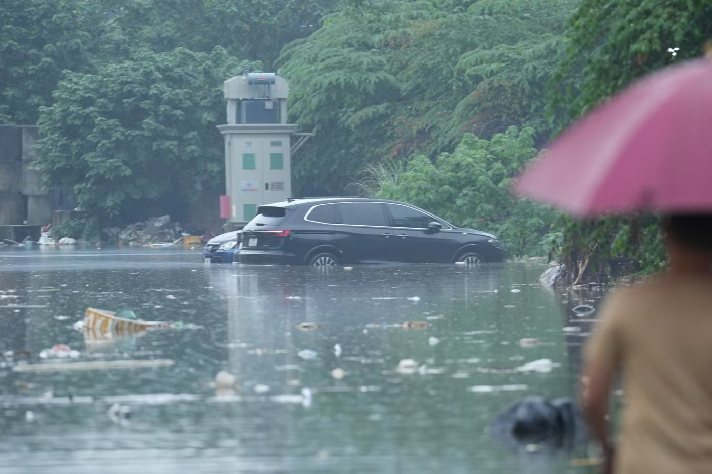 Hà Nội: Mưa lớn dồn dập, nhiều tuyến phố ngập sâu - Ảnh 7.
