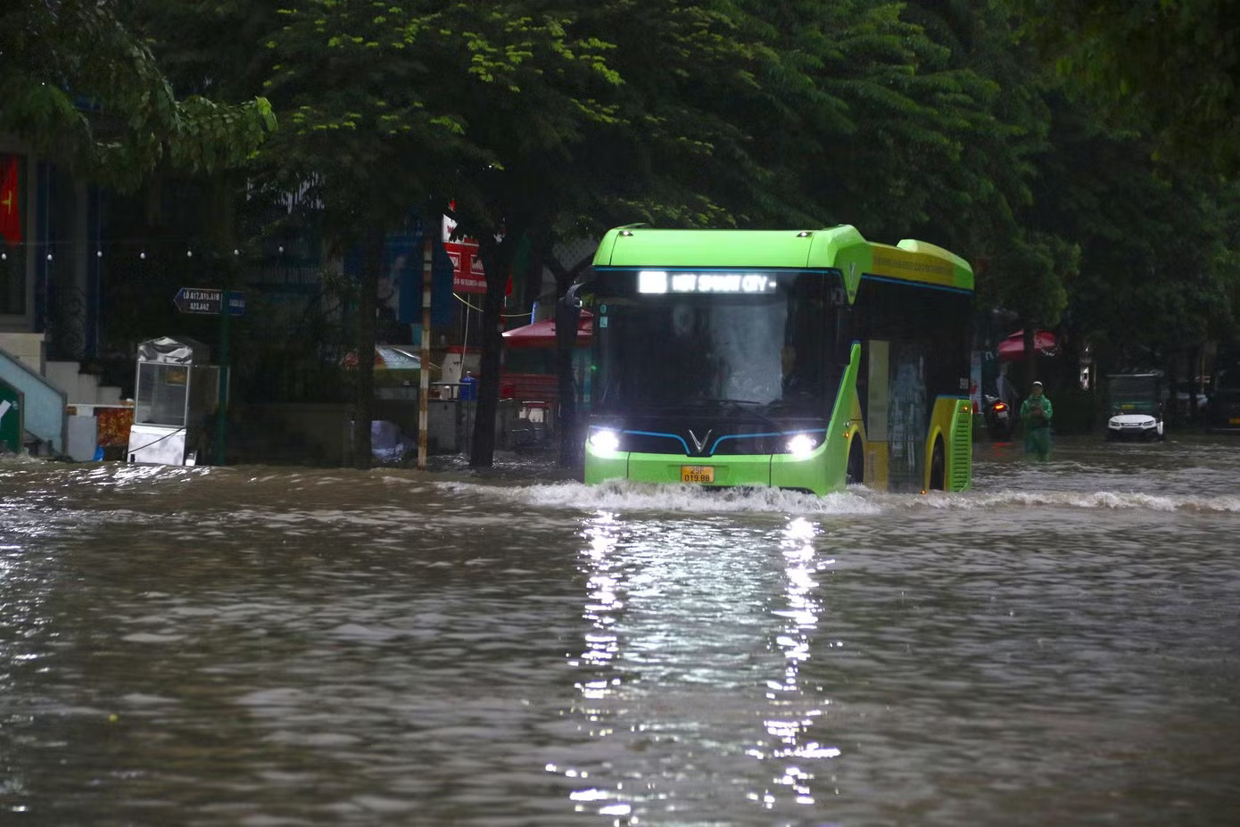 Hà Nội: Mưa lớn kéo dài, nhiều tuyến phố ngập, giao thông ùn ứ - Ảnh 20.