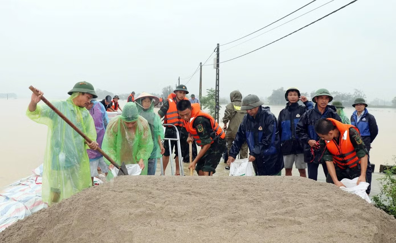 Xã Trần Phú (Hà Nội) ứng phó với lũ dâng trên sông Bùi. Cảnh báo rủi ro thiên tai cấp 2-3 tại Hà Nội, Ninh Bình và Thanh Hóa - Ảnh 2.